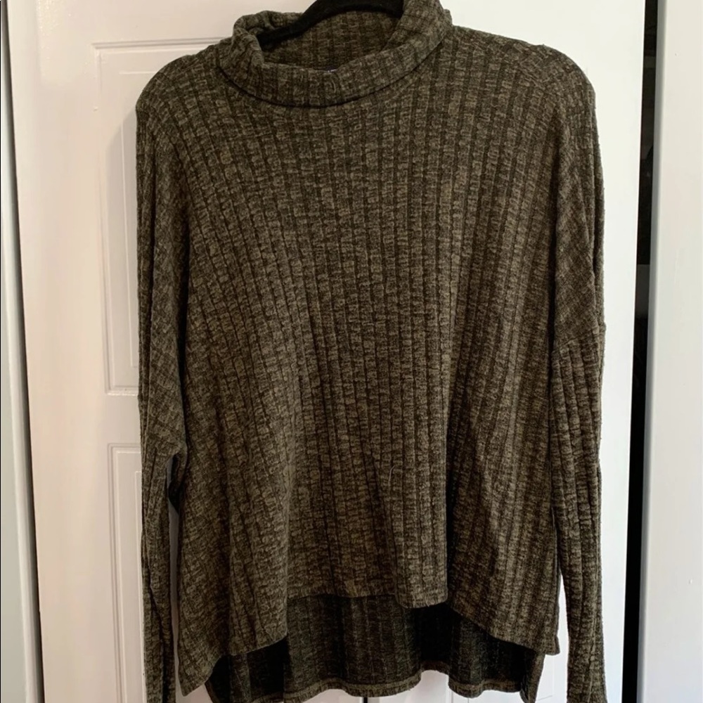 AE turtleneck high low cropped sweater, green, L
